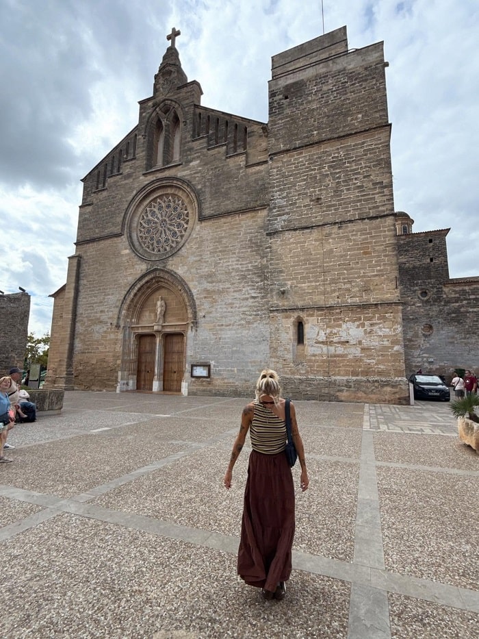 Dừng chân tại nhà thờ Sant Jaume d'Alcúdia là điều nên làm ở phố cổ Alcudia 