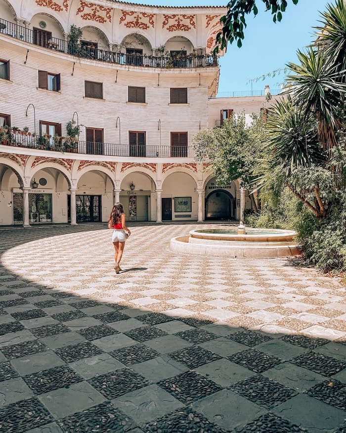 Quảng trường Cabildo là địa điểm tham quan ở phố cổ Santa Cruz Tây Ban Nha