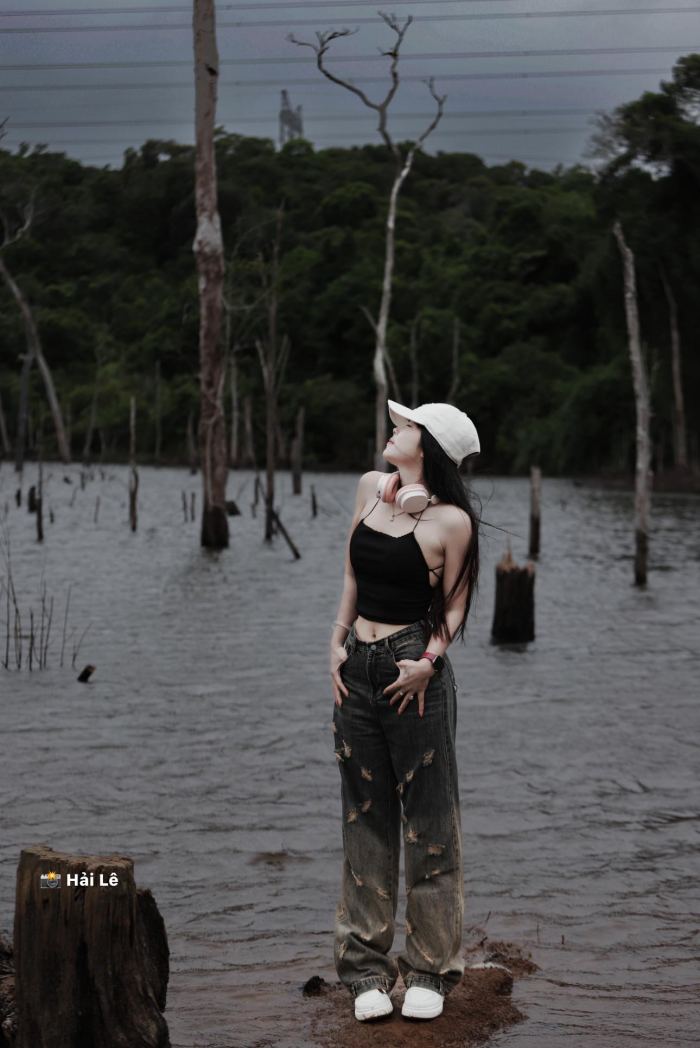 Rừng chết Măng Đen cách trung tâm thị trấn 20km