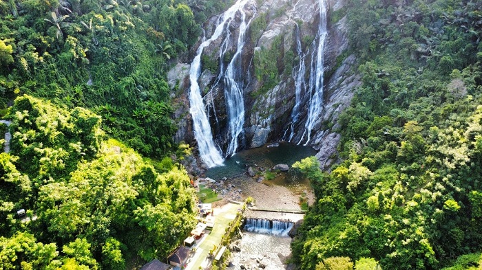Thác Trắng Minh Long là điểm tham quan kết hợp khi đến đèo Long Môn 