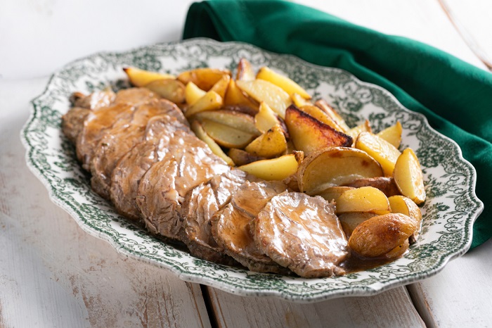 Thịt bê nướng là món ăn Giáng sinh ở Ý phổ biến