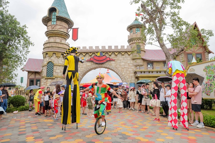 VinWonders Vũ Yên Hải Phòng - Quảng trường Lễ hội