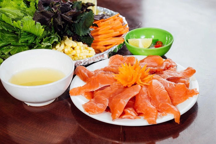 Ăn gì khi đến Mộc Châu? Bạn có thể thưởng thức cá hồi tươi ngon được nuôi ở Mộc Châu - Ảnh: MIA