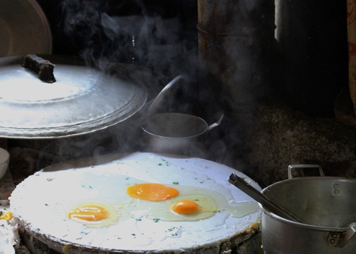 Bánh cuốn Hà Giang được tráng tại chỗ rất nóng hổi - Ảnh: Việt giải trí