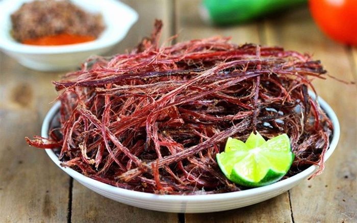 Ăn gì ở Hà Giang? Du khách mua thịt trâu gác bếp làm quà cho người thân, bạn bè - Ảnh: Điện Máy Xanh