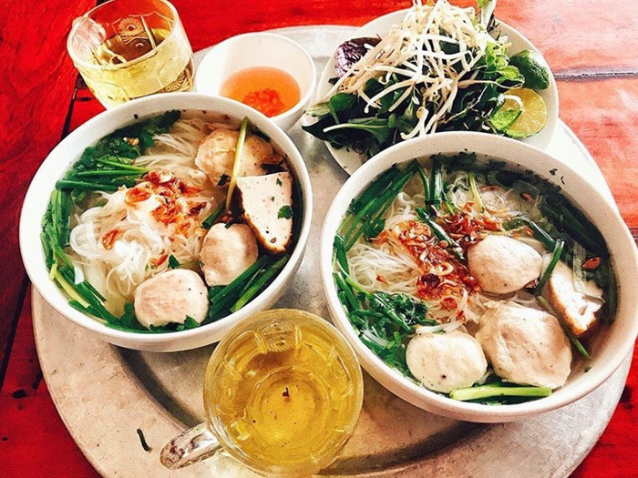 Buổi sáng no căng bụng với tô bún mọc ngọt thanh - Ảnh: MIA