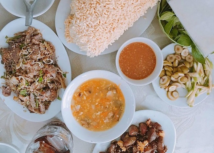 Cơm cháy chấm kèm với sốt, càng ăn càng cuốn - Ảnh: Lữ Hành Việt Nam