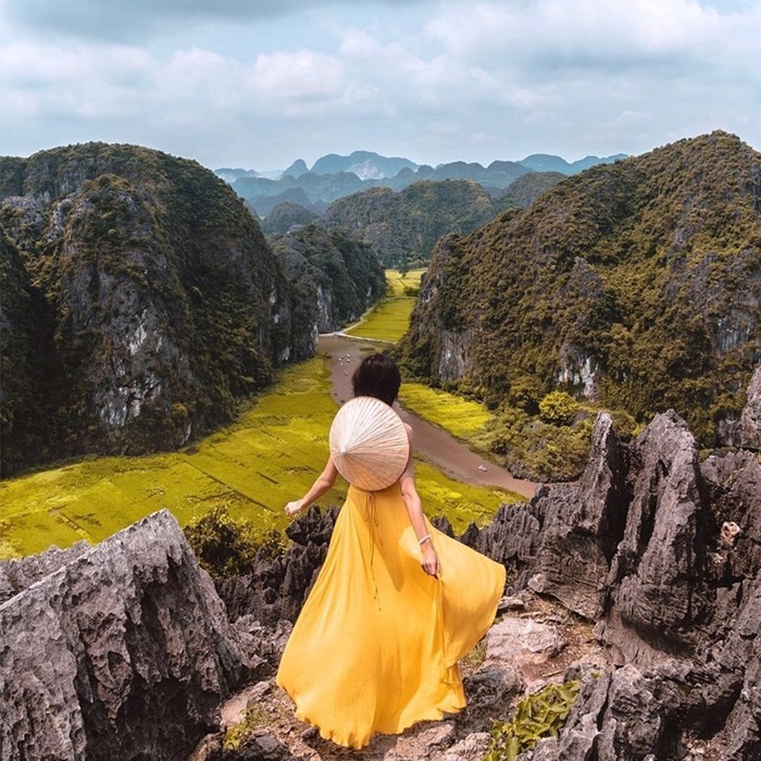 Trên đỉnh núi Ngọa Long ngắm bao quát Tam Cốc mùa lúa chín - Ảnh: Checkin Vietnam