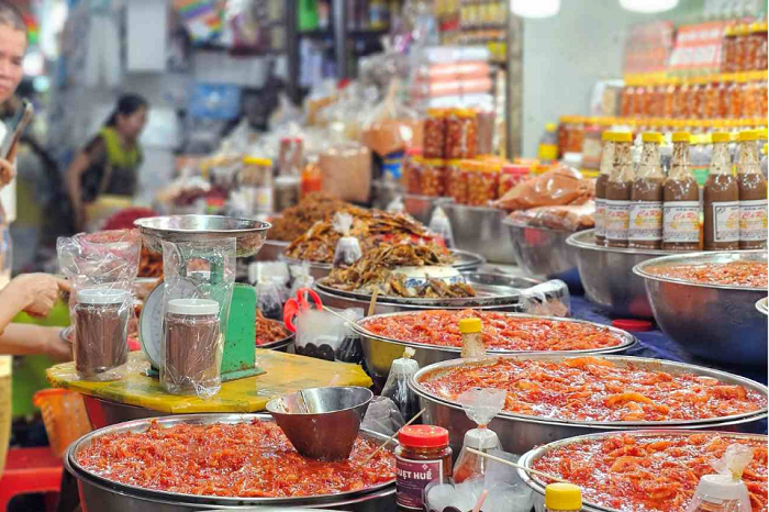 Du khách thoải mái mua sắm ở chợ Đông Ba, có thể mua các loại mắm làm quà tặng - Ảnh: Internet