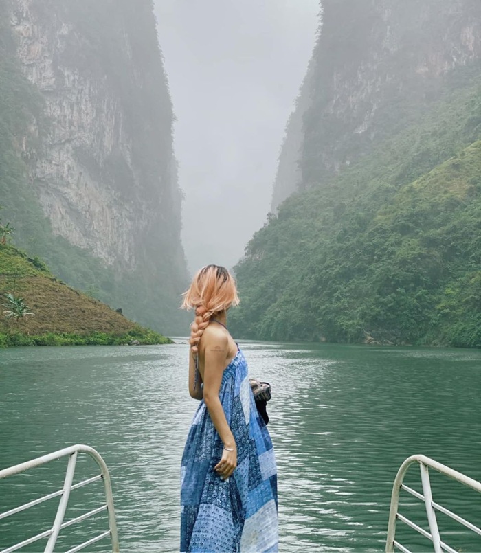 Đi thuyền chiêm ngưỡng sông Nho Quế - Ảnh: MIA