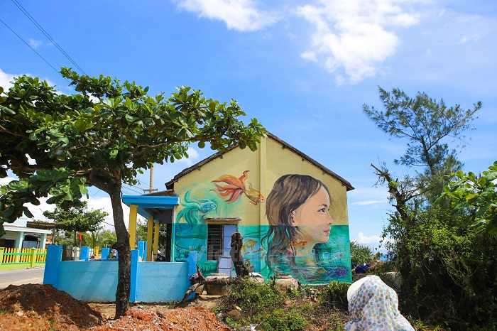 Làng bích họa Tam Thanh gây ấn tượng với những bức tranh sặc sỡ sắc màu - Ảnh: Internet