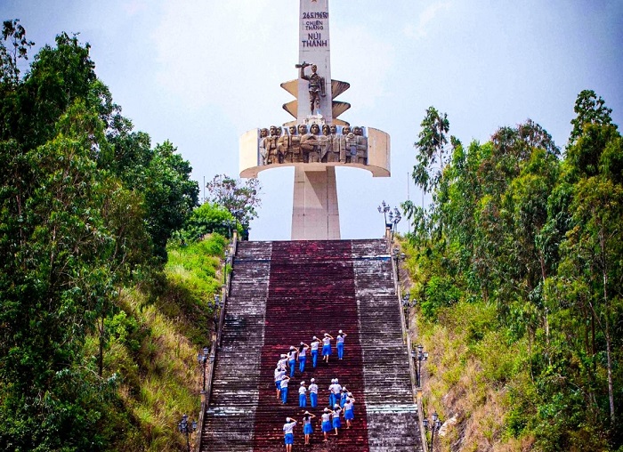 Tượng đài chiến thắng Núi Thành là điểm du lịch gần sân bay Chu Lai mang dấu tích lịch sử hào hùng - Ảnh: Internet