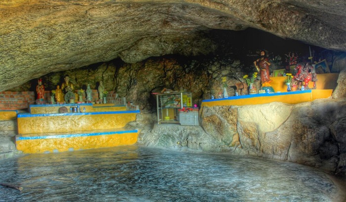 Chùa Hang - điểm du lịch gần sân bay Chu Lai ít người biết tới - Ảnh: Internet