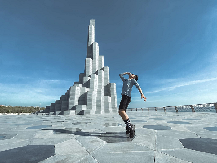 Du khách thoải mái sống ảo ở tháp Nghinh Phong - Ảnh: Internet