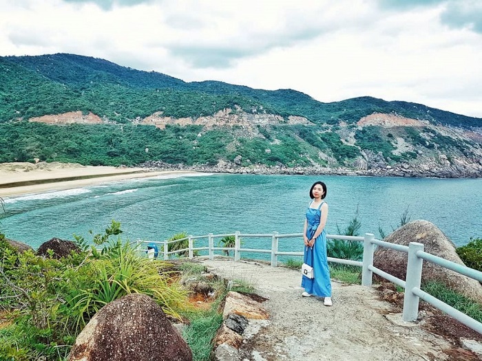 Dưới hải đăng Đại Lãnh là Bãi Môn, du khách kết hợp tham quan và chiêm ngưỡng - Ảnh: Internet