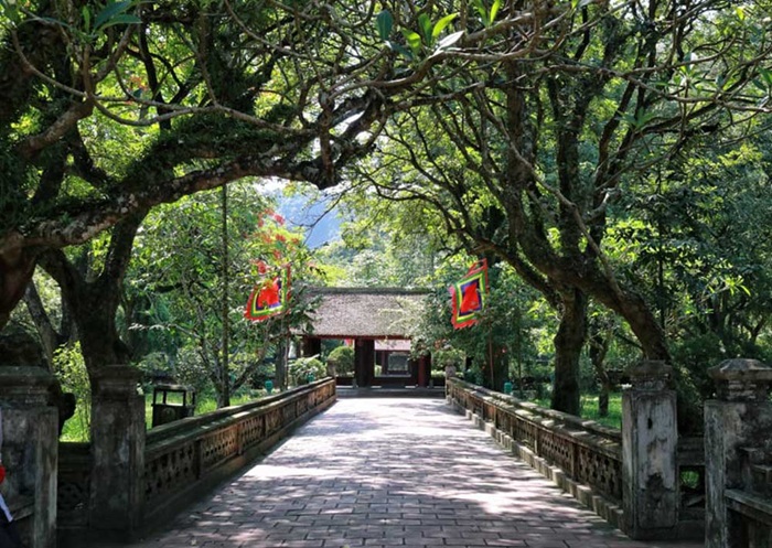 Hàng năm, du khách ghé cố đô Hoa Lư để tham quan, chiêm bái rất đông - Ảnh: Ninh Binh Legend Hotel