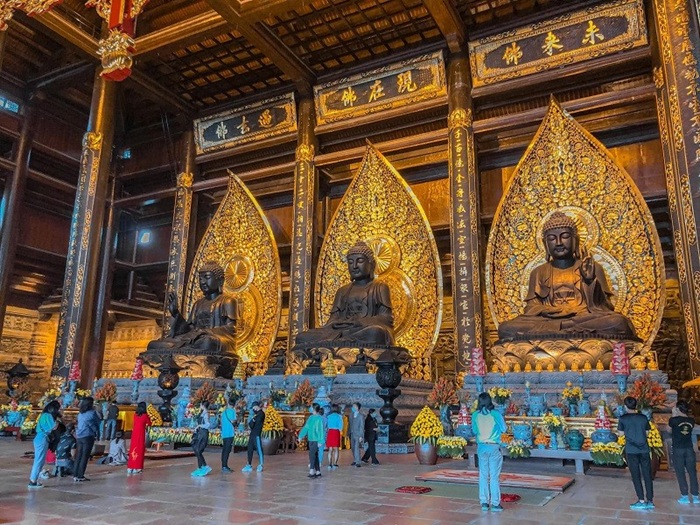 Phật tử tới cầu nguyện chánh điện chùa Bái Đính rất đông - Ảnh: SAKOS