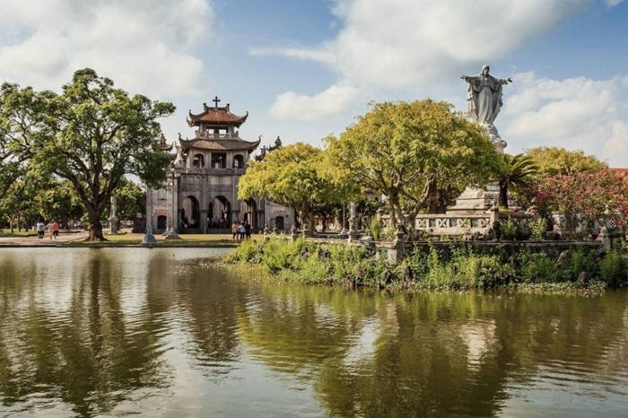 Khung cảnh nên thơ của nhà thờ Phát Diệm - Ảnh: Savaba Travel