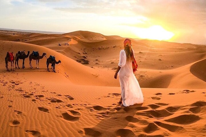 Trải nghiệm hoạt động cưỡi lạc đà ở sa mạc Sahara - Ảnh: Peek