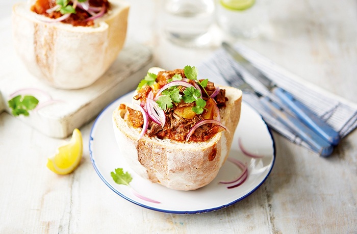 Bunny chow là món ăn giao thoa giữa văn hóa Ấn Độ và Nam Phi - Ảnh: Tesco