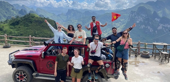 Khám phá Hà Giang theo tour, bạn không phải lo lắng về phương tiện di chuyển - Ảnh: Ha Giang Motorbike Tour 