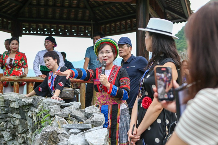 Hướng dẫn viên đồng hành suốt chuyến du lịch Hà Giang - Ảnh: Cục du lịch quốc gia Việt Nam