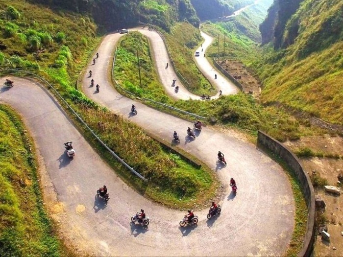 Ná thở trước cung đường đèo ngoạn mục Mã Pí Lèng - Ảnh: HÀ GIANG AMAZING TOUR
