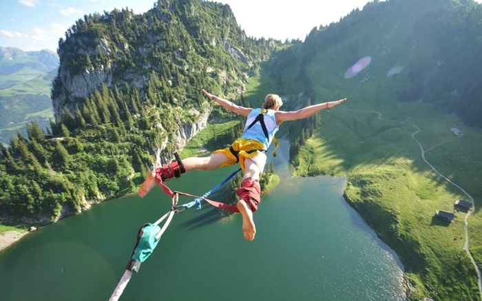 Cú nhảy bungee tại cầu Bloukrans (Nam Phi) được các tín đồ tỏ ra thích thú - Ảnh: Focus Asia Travel