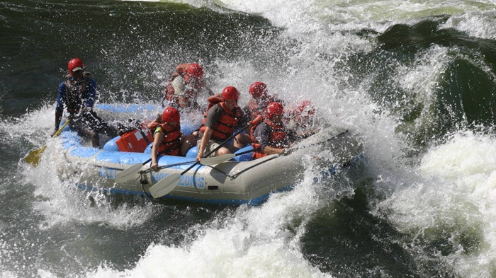 Chèo thuyền vượt thác đòi hỏi tinh thần đồng đội rất cao - Ảnh: Vic Falls Connection