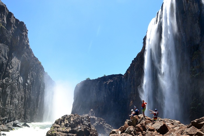 Thiên nhiên hùng vĩ hiện ra trước mắt sau khi kết thúc hành trình chèo thuyền, vượt thác - Ảnh: Rafting