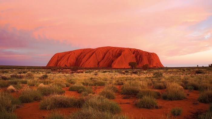 Sa mạc đỏ Uluru (Ayers Rock) đầy huyền bí ở Úc - Ảnh: Internet