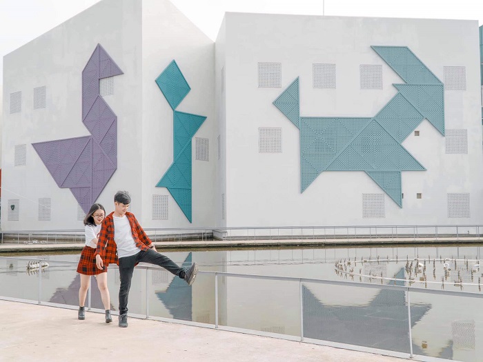 Nhiều bạn trẻ ghé Cung thiếu nhi check-in - Ảnh: Internet