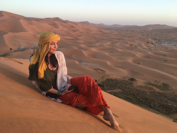 Kinh nghiệm tránh sốc nhiệt ở sa mạc Sahara là quấn khăn để đầu không bị đau - Ảnh: Lữ Hành Việt Nam
