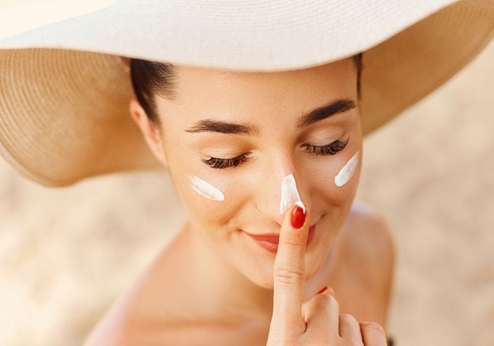 Cách 2 tiếng thoa kem chống nắng một lần, đây là kinh nghiệm tránh sốc nhiệt ở sa mạc Sahara - Ảnh: Dr Baumann VN