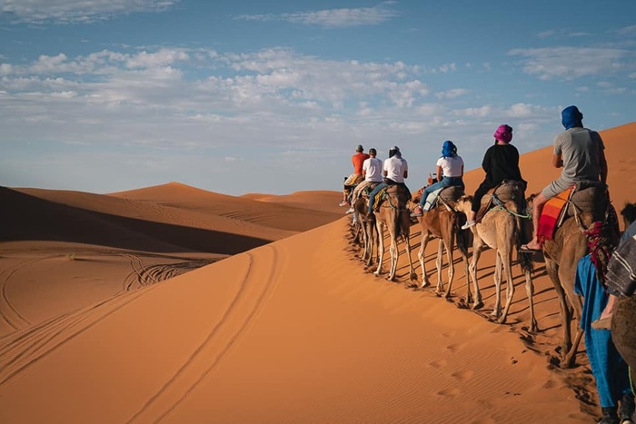 Trải nghiệm cưỡi lạc đà ở sa mạc Sahara - Ảnh: Du Lịch Maroc
