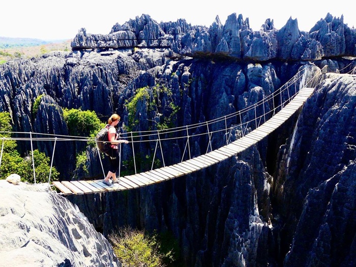 Chinh phục địa hình hiểm trở ở rừng đá Tsingy - Ảnh: iVivu