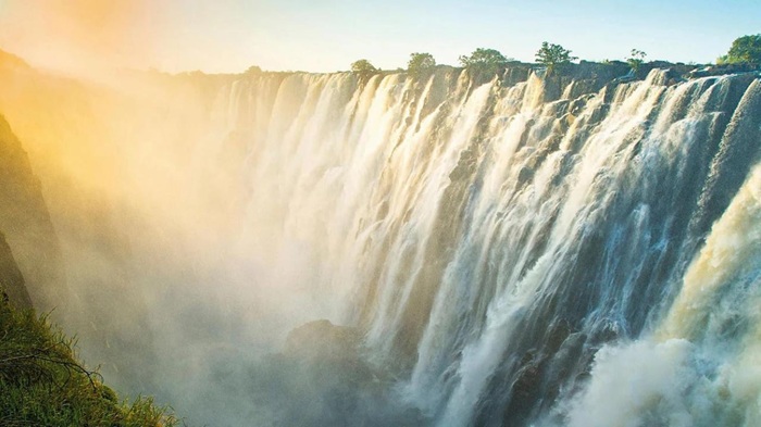 Victoria trở nên ngoạn mục khi dòng nước chảy xuống ồ ạt, dồi dào vào mùa mưa - Ảnh: Pan America Travel