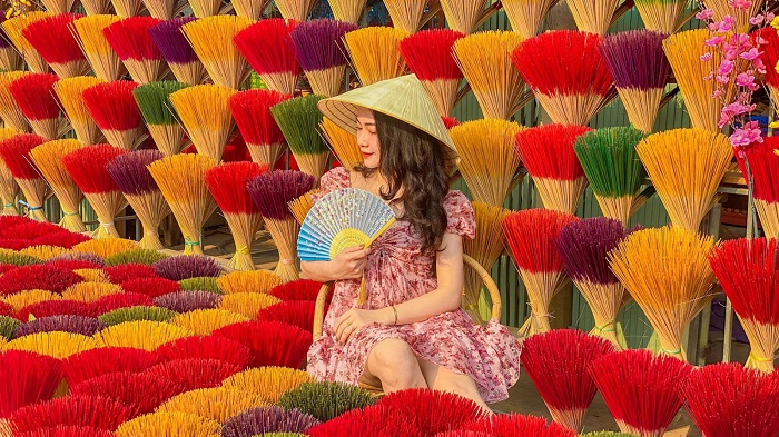 Du khách thoải mái check-in vẻ đẹp của làng hương Thủy Xuân - Ảnh: Internet