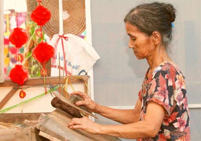 Du khách chứng kiến quy trình làm hương, mọi công đoạn rất tỉ mỉ - Ảnh: Internet