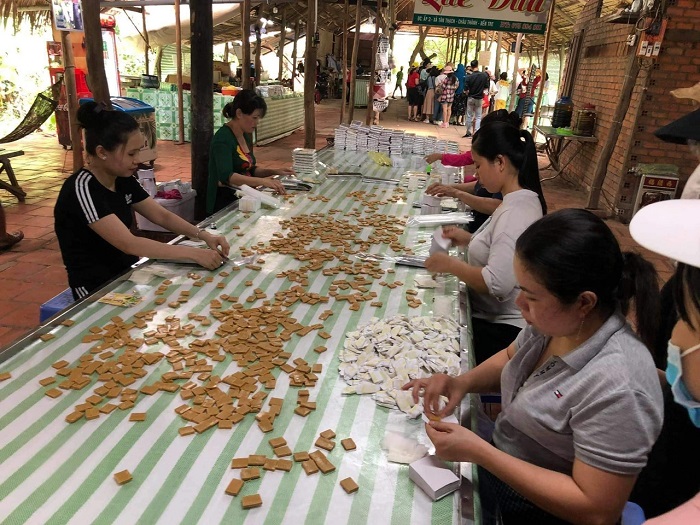 Đôi bàn tay thoăn thoắt của các mẹ tại làng nghề làm kẹo dừa Bến Tre thể hiện tình yêu nghề gắn liền với hương vị ngọt ngào - Ảnh: Internet
