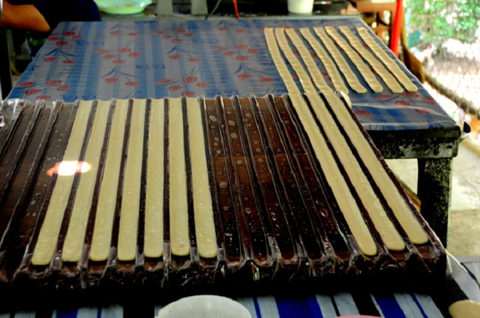 Cắt kẹo dừa Bến Tre thành từng viên theo yêu cầu của lò sản xuất - Ảnh: Internet