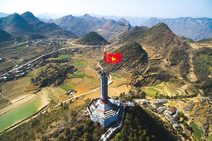 Chinh phục cột cờ Lũng Cú - Ảnh: Lữ Hành Việt Nam
