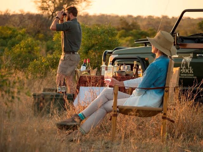Du khách trang bị ống nhòm để quan sát động vật hoang dã tại safari nổi tiếng ở châu Phi - Ảnh: Sabi Sands Lodges Reservations 