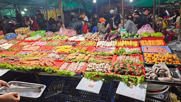 Thưởng thức ẩm thực phố núi ở chợ đêm Sapa - Ảnh: VinWonders
