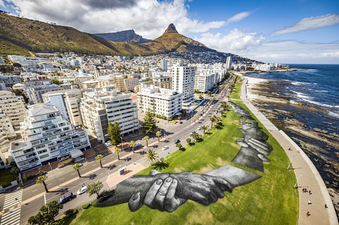 Cape Town tọa lạc ở vị trí đắc địa, nằm bên bờ Đại Tây Dương - Ảnh: StreetArtNews