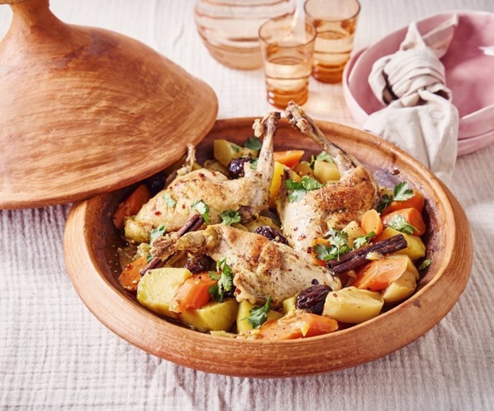 Thưởng thức món ăn Tajine - Ảnh: Bien de chez nous