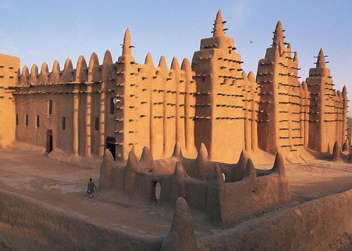 Tham quan Đại Thánh đường Djenné tại Mali - Ảnh: Báo Pháp Luật Việt Nam