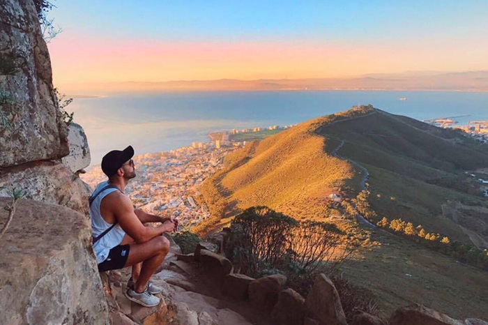 Chiêm ngưỡng cảnh đẹp bên dưới sau khi chinh phục cung đường Lion’s Head - Ảnh: Inside Guide 