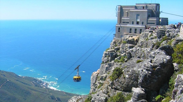 Hệ thống cáp treo sẽ đưa bạn lên tới đỉnh núi Bàn - Ảnh: Table Mountain Tickets