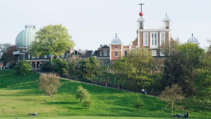 London có gì nổi tiếng - Đài Thiên văn Hoàng gia có khuôn viên rộng với bãi cỏ xanh mướt